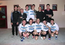 La squadra Pizzeria Capri premiata da Angelo Rosso, Dario Isaia e Fabrizio Devalle, in rappresentanza della due associazioni organizzatrici del torneo